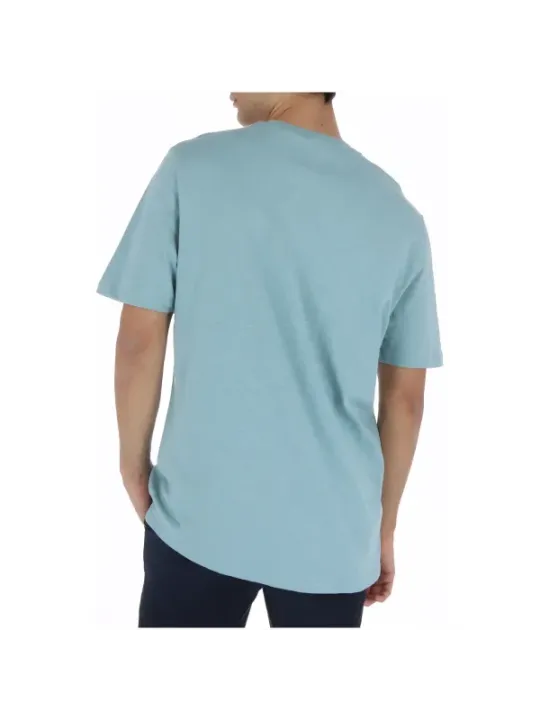 Mann trägt Lyle & Scott T-Shirt