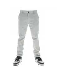 Weiße Hosen mit Sneakern