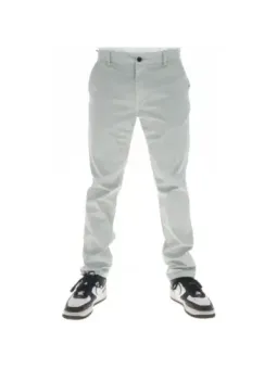 Weiße Hosen mit Sneakern