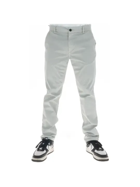 Weiße Hosen mit Sneakern