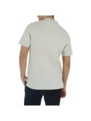 Mann trägt weißes Lyle & Scott Poloshirt