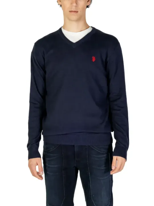 Mann trägt U.S. Polo Assn. Pullover