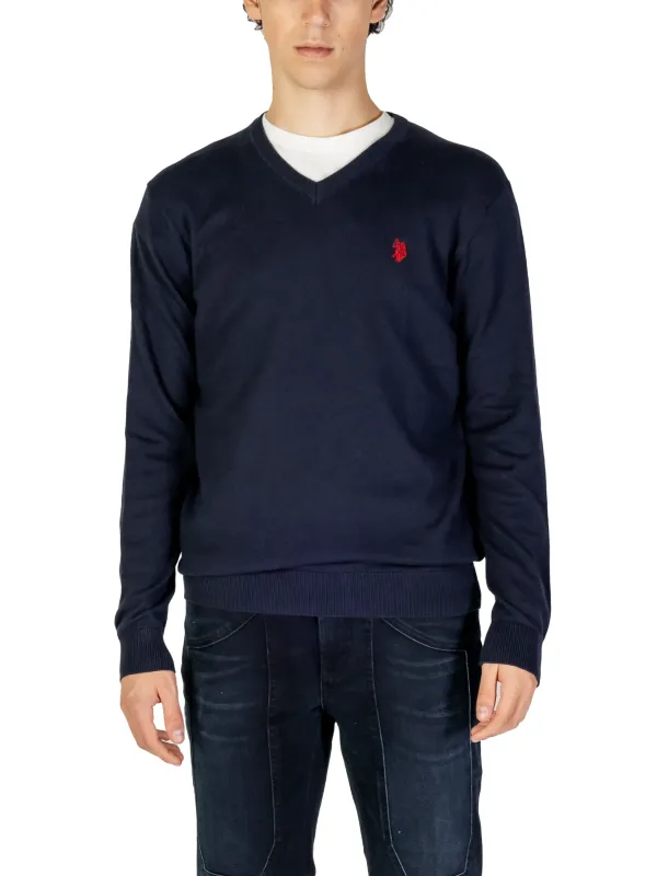 Mann trägt U.S. Polo Assn. Pullover