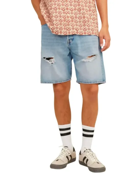 Rosa Totenkopf-Shirt Blaue Shorts