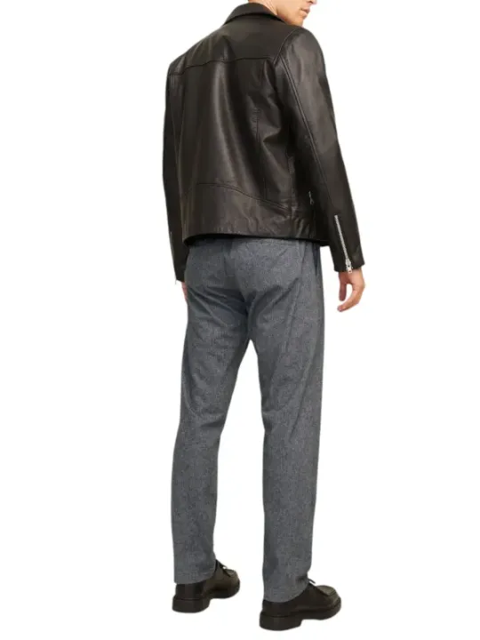 Männermodel in Lederjacke und Hose