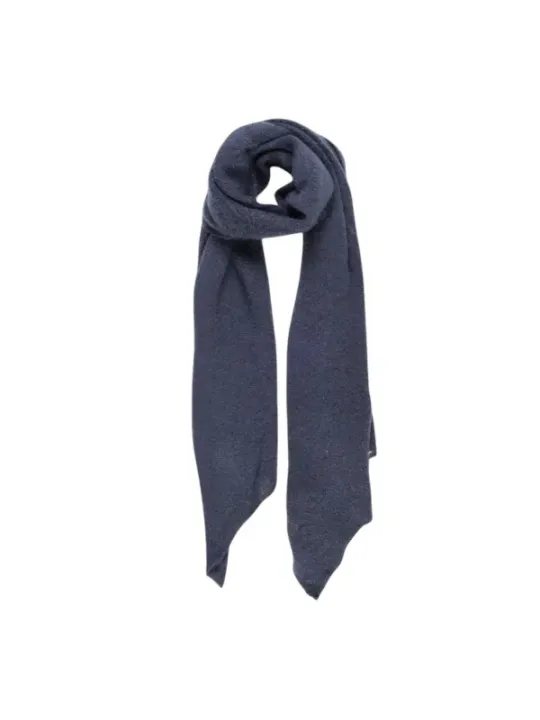 Grauer Strickschal gefaltet modern elegant