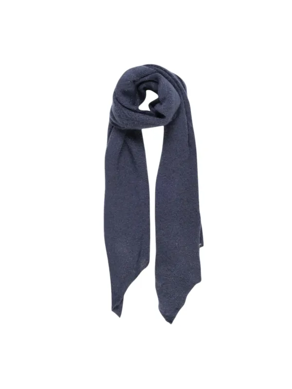 Grauer Strickschal gefaltet modern elegant