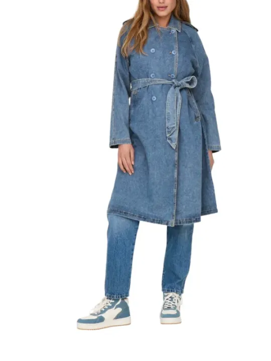 Blonde Frau in Denim-Outfit