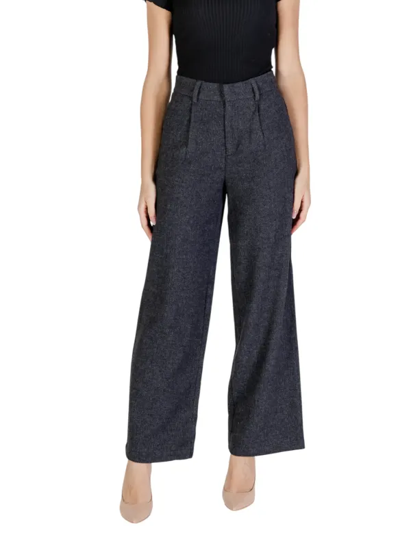 Graue Strickhose und Body anziehen