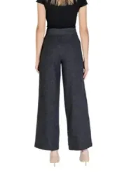 Frau trägt hohe Jeans und Absätze