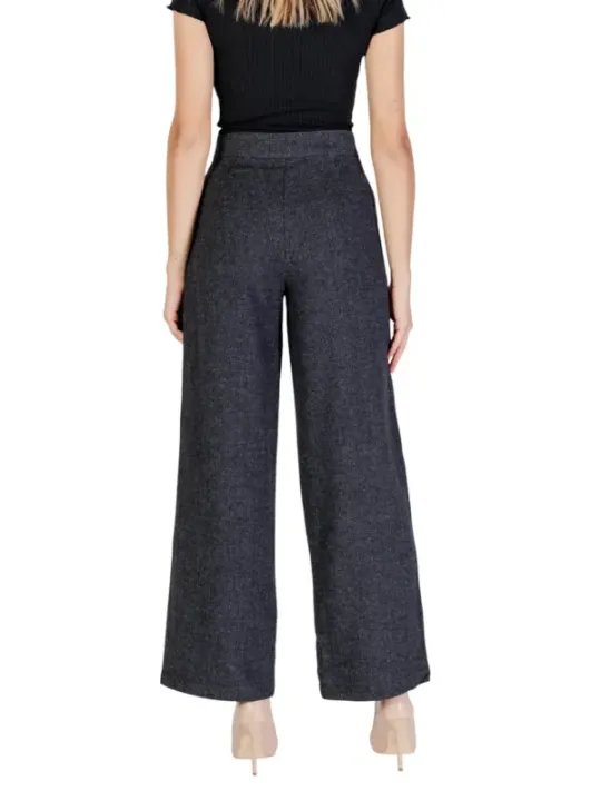 Frau trägt hohe Jeans und Absätze