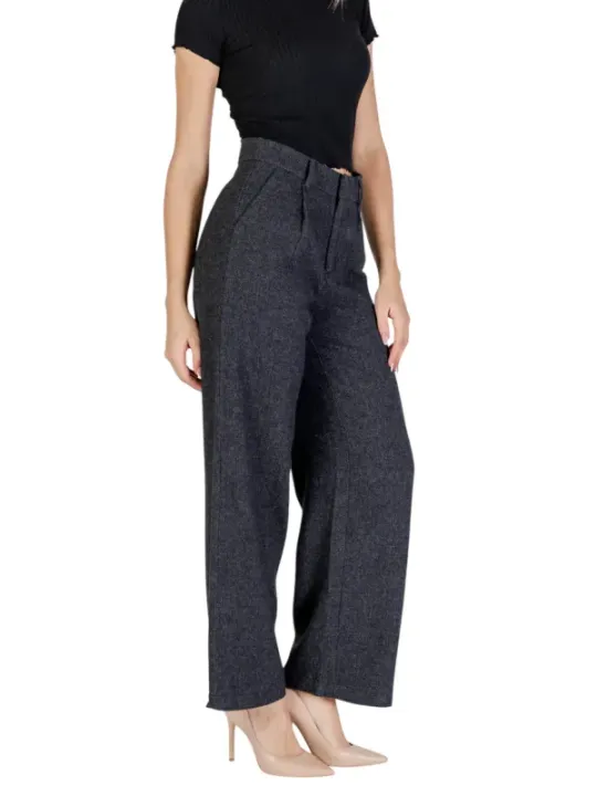 Graue Hosen mit dezenter Textur