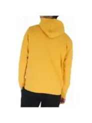 Gelber Kapuzenpullover, schwarze Hose