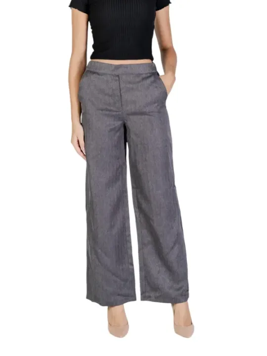 Frau präsentiert graue Jacqueline De Yong Hose