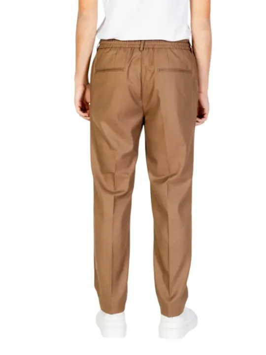 Khaki Hose mit gefalteten Beinen