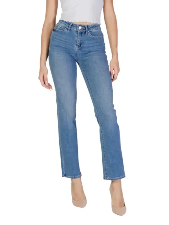 Helle Jeans, weißes Crop-Top