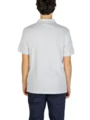 Weißes Polohemd und graue Hose