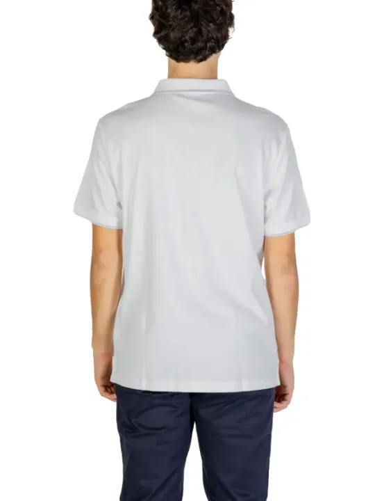 Weißes Polohemd und graue Hose