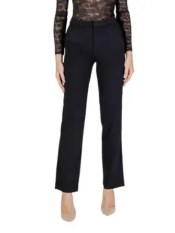 Frau trägt schwarze Only 478108 Hose