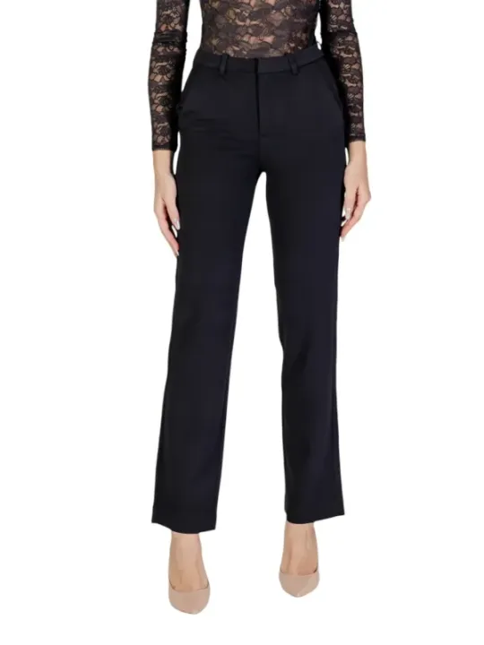 Frau trägt schwarze Only 478108 Hose