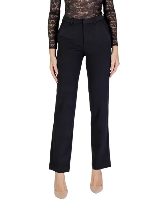 Frau trägt schwarze Only 478108 Hose