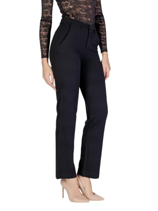 Schwarzes Spitzenoberteil und Hosen Only