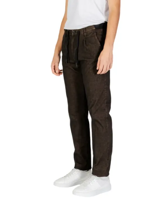 Helle braune Jeans mit Gürtel