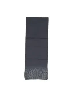 Dunkler Schal mit weißen Punkten