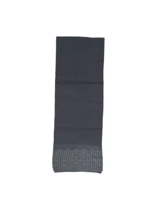 Dunkler Schal mit weißen Punkten