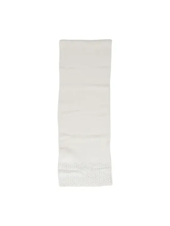 Cremefarbener Schal mit Lochspitze