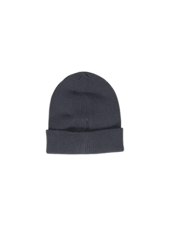 Graue Strickmütze für den Winter