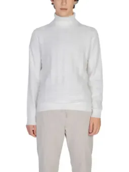 Weißer Strickpullover mit Rollkragen