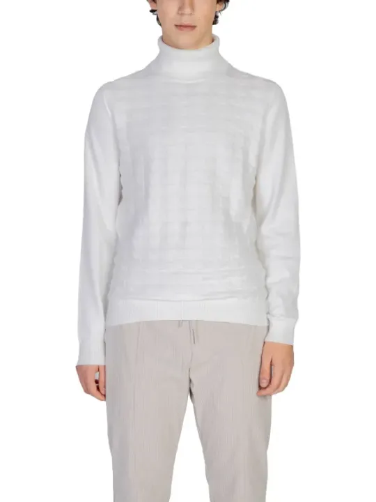 Weißer Strickpullover mit Rollkragen