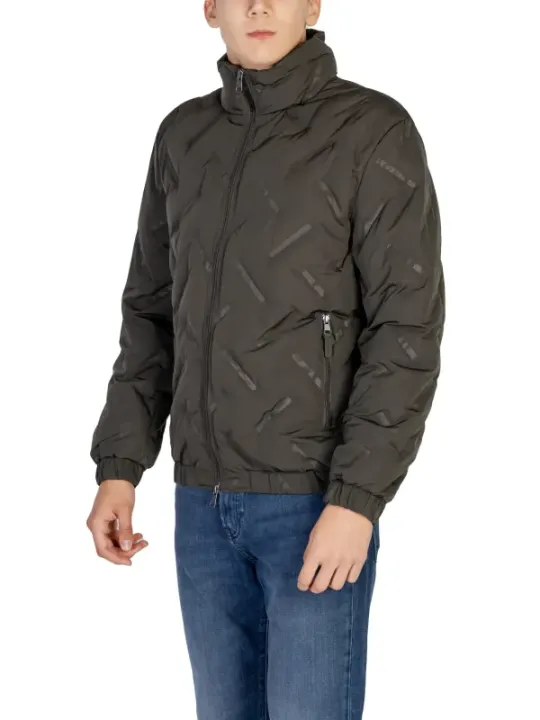 Mann trägt graue Pufferjacke Antony Morato