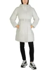 Weiße Daunenjacke mit schwarzer Hose