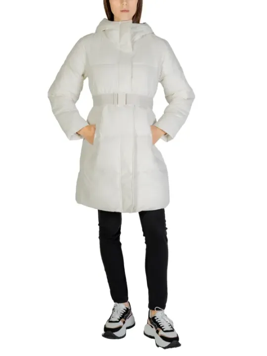 Weiße Daunenjacke mit schwarzer Hose