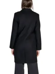 Schwarzer Mantel und Hose