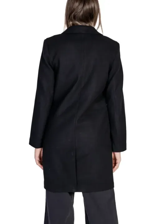 Schwarzer Mantel und Hose