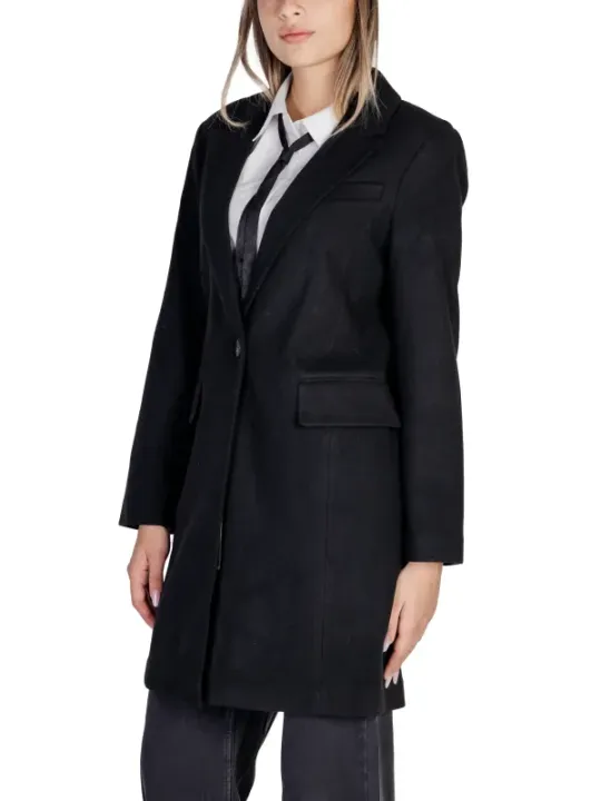 Schwarzer Wollmantel mit Hemd