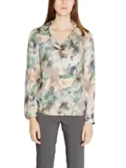 Bluse mit Blumenmuster und Hose