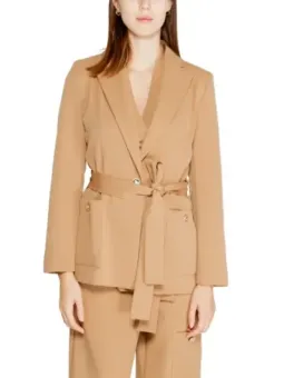 Tannfarbener Gürtelmantel und weite Hose