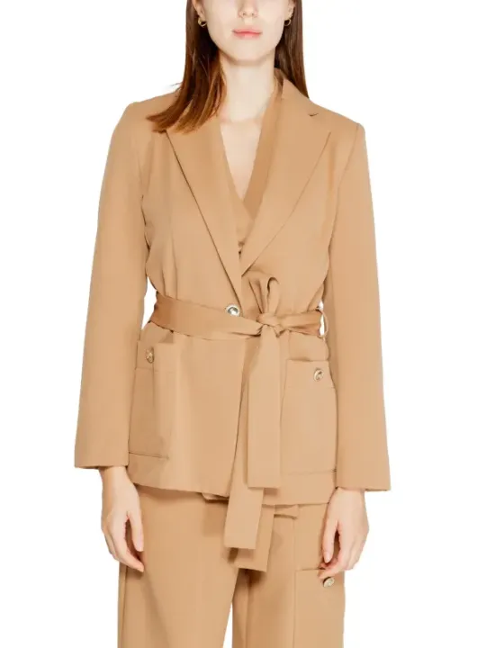 Tannfarbener Gürtelmantel und weite Hose