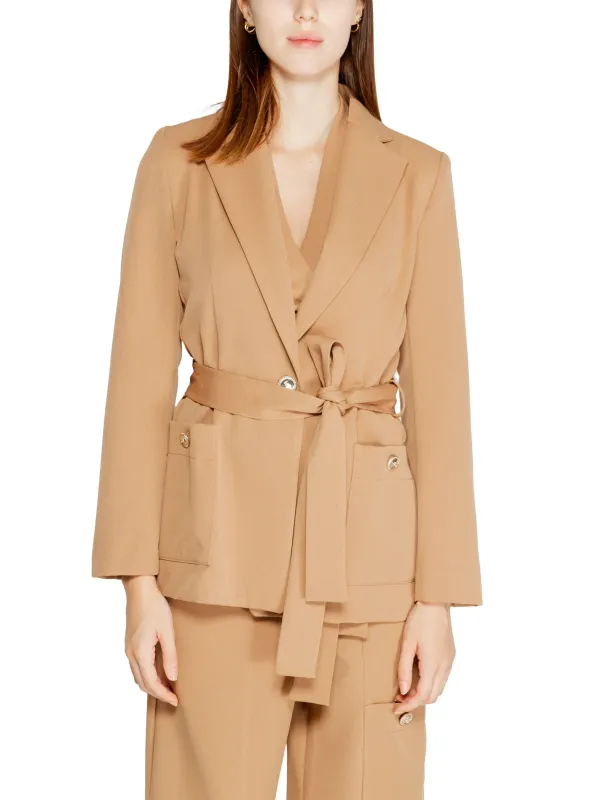 Tannfarbener Gürtelmantel und weite Hose