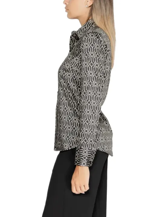Schwarze Seidenbluse mit weißem Muster