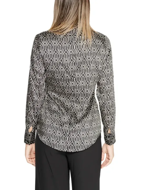 Schwarzes Hemd mit weißem Muster