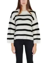 Gestreiftes Damenpullover mit schwarzen Hosen