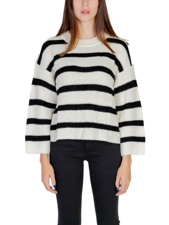 Gestreiftes Damenpullover mit schwarzen Hosen