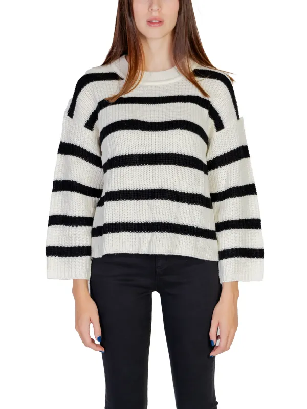 Gestreiftes Damenpullover mit schwarzen Hosen