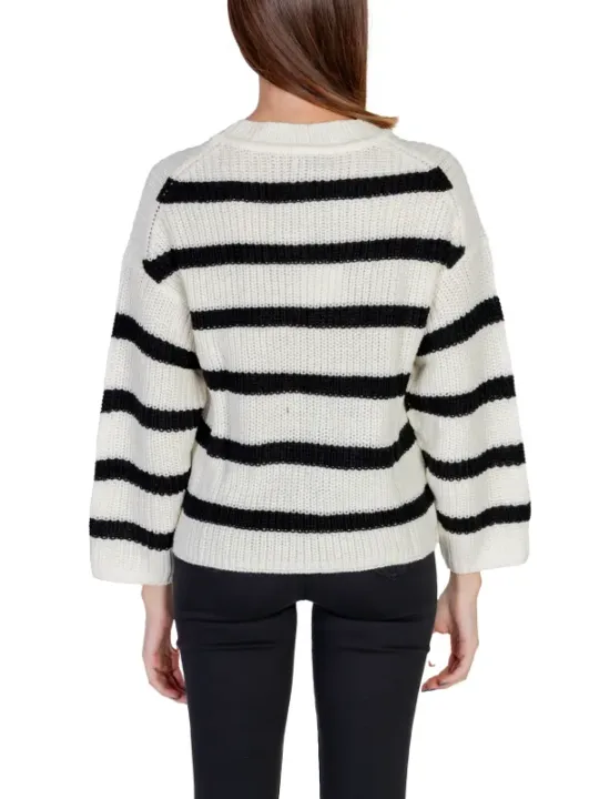 Gestreifter Strickpullover schwarze Hose