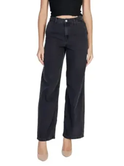 Schwarze Jeans und Crop-Top